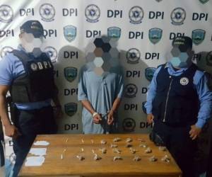 El sujeto portaba 18 envoltorios plástico con supuesta marihuana y 7 envoltorios con polvo blanco supuesta cocaína.La evidencia y el sospechoso fueron puestos a disposición de la Fiscalía.