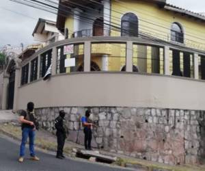 Momento en que las autoridades realizaban el operativo en la colonia Miramontes de Tegucigalpa. Foto: Cortesía