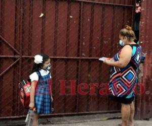 Los padres de familia llegan a recoger a sus hijos a la escuela. Foto: David Romero/ EL HERALDO.