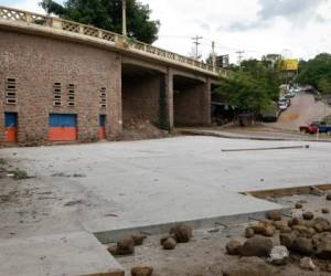 En el mercado se ejecuta la pavimentación de la calle frontal con la finalidad de habilitar el espacio para una terminal de buses. Foto: Alejandro Amador/EL HERALDO.