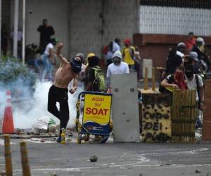 El lunes la policía anunció la suspensión de cinco efectivos y 62 investigaciones en curso por presuntos atropellos cometidos durante las movilizaciones. Foto: AFP