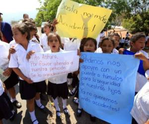 Con carteles, estudiantes, docentes y padres de familia piden la edificación de un puente peatonal para evitar los accidentes.Foto: Marvin Salgado/El Heraldo.