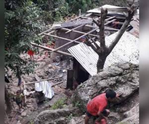 La explosión causó graves daños a la vivienda de la familia que se dedica a la elaboración de cohetes como actividad comercial. Foto: Cortesía