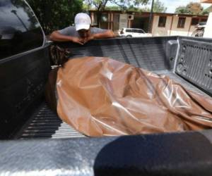 En el lugar del crimen se encontró una motocicleta y otros artículos de valor, por lo cual se decarta el robo como principal móvil del hecho violento.