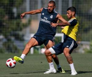 Karin Benzema pelea un balón en una sesión de entrenamiento del Real Madrid. Foto: @ReaMadrid en Twitter