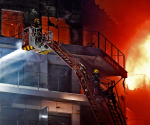 Edificios de Valencia, España siendo consumidos por un voraz incendio
