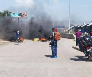 Los jóvenes colocaron piedras y llantas encendidas en medio de la calle para evitar el paso de vehículos.