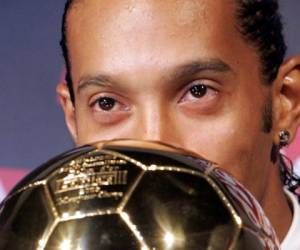Ronaldinho tocó la gloria con su magia. Conquistó una Liga de Campeones de Europa, con el Barcelona en 2006, así como dos trofeos de la FIFA al mejor futbolista del año, en 2004 y 2005. (AP)