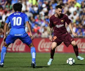 Leo Messi ante el anotador del gol del Getafe Gaku Shibasaki. (Foto: AFP)