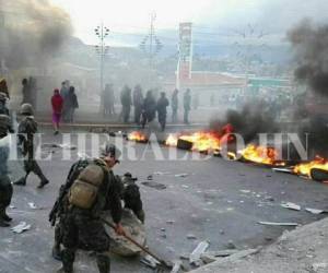 Agentes de la Policía Militar retirando piedras y llantas que manifestantes colocaron para obstaculizar el tráfico.