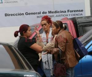 Doña Cintya, madre de la víctima, pidió justicia cuando retiraron el cuerpo de la morgue capitalina. (Foto: El Heraldo Honduras/ Noticias Honduras hoy)