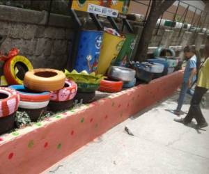 Coloridas maceteras dan vida al Centro de Educación Básica Club Rotario Sur Número 2, localizado en Comayagüela.