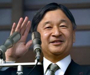 Esta foto de archivo tomada el 2 de enero de 2020 muestra al emperador japonés Naruhito saludando a los bienquerientes durante una ceremonia de saludo de Año Nuevo en el Palacio Imperial de Tokio. Foto AFP