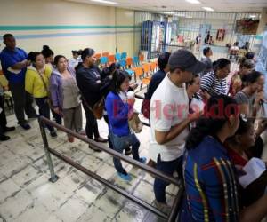 La consulta externa lució llena de pacientes.