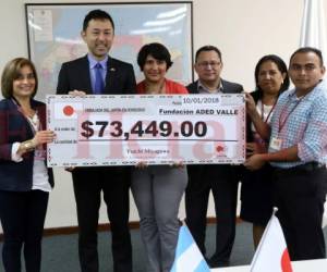 Jesy Barralaga, de ADED, Yuichi Miyagawa, encargado de Negocios de la embajada de Japón, Carlos Mauricio Flores, director de EL HERALDO, y el director del CEB reciben el cheque simbólico. (Fotos: Marvin Salgado / EL HERALDO)