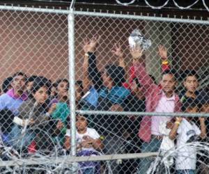 Los migrantes son detenidos en grupos masivos, entre ellos se observan decenas de niños. Foto: AP