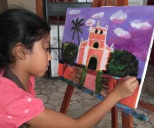 Valentina Duarte de 7 años lleva 6 meses en el taller de pintura. Su obra 'Templo Católico'. Foto: Mario Urrutia/ELHERALDO.