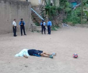 El hombre quedó en medio del campo de fútbol. Miembros de la Policía Nacional llegaron a la escena del crimen.