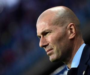Real Madrid's French coach Zinedine Zidane gestures before the Spanish league football match between FC Barcelona and Real Madrid CF at the Camp Nou stadium in Barcelona on May 6, 2018. / AFP PHOTO / Josep LAGO