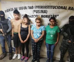 Los detenidos fueron llevados a la fiscalía correspondiente para ser investigados. FotO: EL HERALDO