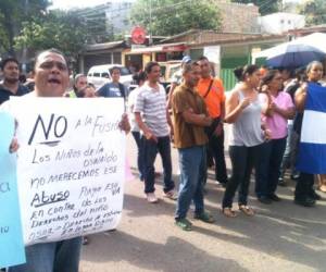 Maestros y padres de familia se manifestaron en contra de la fusión con la escuela John F. Kennedy. (Fotos: Fredy Rodríguez)