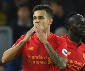 El nombre que más suena para llegar al Camp Nou es el brasileño Philippe Coutinho, centrocampista del Liverpool. El cuadro inglés no está dispuesto a recibir menos de 100 millones de euros (118 millones de dólares). Foto: AFP.