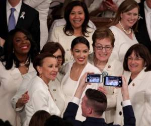 Las mujeres dentro del Capitolio se tomaron fotografías antes de iniciado el discurso de Trump. Foto: AFP