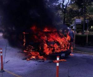 Así ardió en llamas el autobús en la colonia Palmira de la capital.