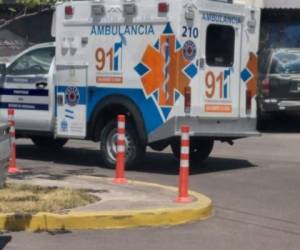 Momento en que la ambulancia trasladaba a la joven recién llegada al país procedente de Italia, uno de los países con mayor número de afectados.