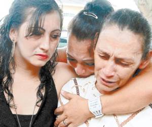 Familiares de la víctima lloraban desconsolados ayer al recibir al cuerpo de su pariente. Esperaron 16 meses para que les entregaran el cuerpo