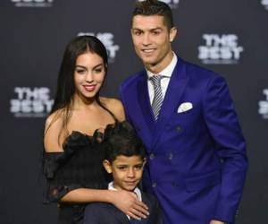 Georgina Rodríguez junto a Cristiano Ronaldo y Cristiano Junior, el primogénito del delantero del Real Madrid. (AFP)