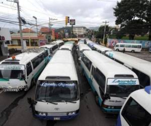 Dicha medida fue acordada por los transportistas en horas de la noche del lunes para exigir la readecución de deudas, el cumplimiento de los bonos proetidos por el gobierno y el cumplimiento de los bonos de alimentación.