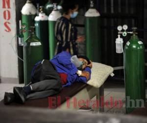 Un paciente con covid-19 espera en el triaje de la Mayangle un cupo hospitalario para poder recibir mayor cantidad de oxígeno por la precariedad de su salud. Así hay cientos de casos en los centros. Foto: Marvin Salgado/El Heraldo