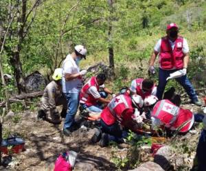 Personal de la Cruz Roja Hondureña atiende a los heridos.