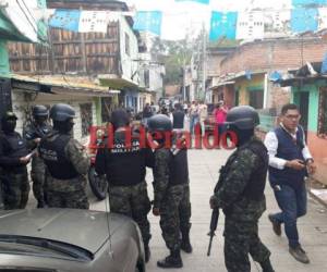 Elementos de la Policía Militar de Orden Público (PMOP) realizaron un operativo la mañana de este lunes en la colonia Las Brisas de la capital de Honduras. Foto: Estalin Irías/EL HERALDO.