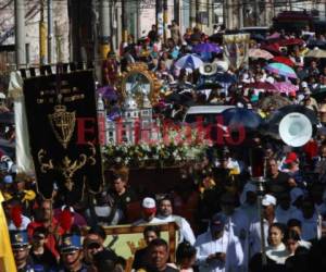 Cientos de feligreses católicos participaron del inicio de la novena a la Virgen Santa María de Suyapa. Fotos: Alex Pérez/EL HERALDO