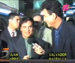 Salvador Nasralla habl[o por varios minutos con el cantante mexicano Juan Gabriel.