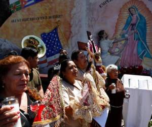 Migrantes hispanos rezan por las víctimas de balaceras en California, Texas y Ohio frente a la iglesia Nuestra Señora la Reina de los Ángeles en Los Ángeles, Estados Unidos, el 11 de agosto del 2019. Foto: Agencia AP.