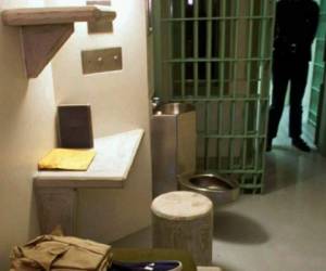 La cárcel está protegida por alambradas con cuchillas y torres de vigilancia, patrullas armadas y perros. Foto: Agencia AP
