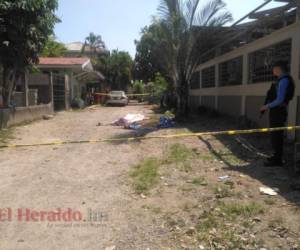 Los cuerpos quedaron tendidos en la calle. Agentes policiales acordonaron la zona.