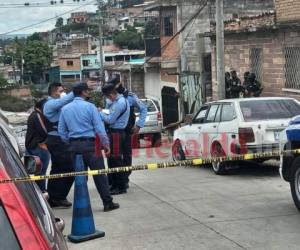 Agentes de la Policía Nacional llegaron hasta el lugar del crimen a la espera de Medicina Forense para que realice el levantamiento del cadáver. Foto: Estalin Irías | EL HERALDO.