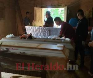 Un hecho consternador enluta a una familia en El Corpus, Choluteca, luego que un hondureño identificado como Oscar Efraín Blanco, de 30 años de edad, decidió envenenar a sus tres hijos y luego quitarse la vida. Los cadáveres de los pequeños están siendo velados por sus familiares en el lugar donde ocurrió el fatal hecho, mientras que el de Oscar Efraín Blanco fue trasladado hasta el sector de Tapaire, Choluteca de donde era oriundo. Fotos:Gissela Rodríguez/ El Heraldo Honduras.