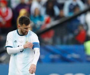 Leo Messi con el gafete de capitán de la selección de Argentina. (AP)