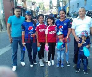 Familias completas asisten al estadio Nacional de Tegucigalpa para disfrutar del clásico Motagua vs Olimpia. (Fotos: Juan Salgado / Ronal Aceituno / Grupo Opsa)