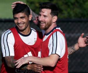 Éver Banega junto a Lionel Messi en un entrenamiento de la selección de Argentina. Foto: AP
