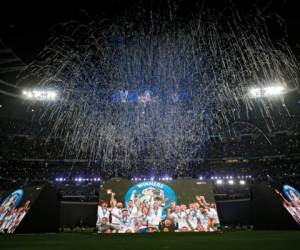 El Real Madrid hizo historia el sábado al ganar la décimo tercer copa de Champions y la tercera consecutiva. Foto AFP
