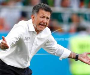 El entrenador de México, Juan Carlos Osorio, hace un gesto durante el partido del grupo F entre México y Suecia, en la Copa Mundial de fútbol 2018 en el Yekaterinburg Arena en Ekaterimburgo, Rusia, el miércoles 27 de junio de 2018.