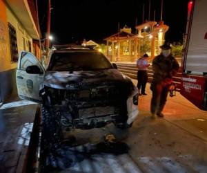 Miembros del Cuerpo de Bomberos llegaron al lugar para tratar de extinguir las llamas del automotor.