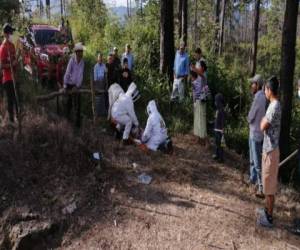 Los Bomberos, usando trajes especiales, sacaron en camilla de la montaña a la víctima identificada como Concepcion Vaca López, de 80 años de edad.