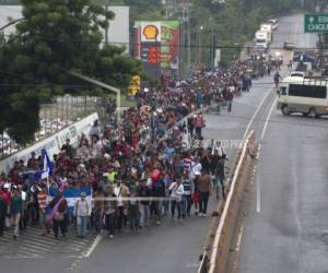 Los migrantes iniciaron la marcha por la madrugada, sin desayunar, y esperaban caminar unos 40 kilómetros hasta Zacapa, la población siguiente en la ruta. (Foto: AFP)